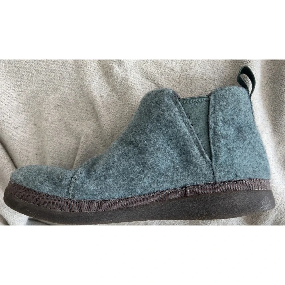 Women's Chaco Revel Chelsea boots in a blue/gray felted fabric | SZ: 7.5